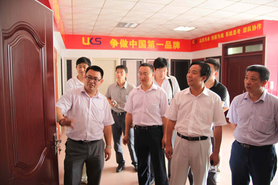 考察团在龙凯斯门业