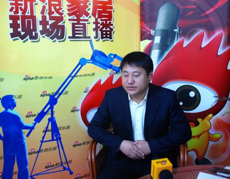 图为：大连盛友门业有限公司总经理助理市场部经理王志彪