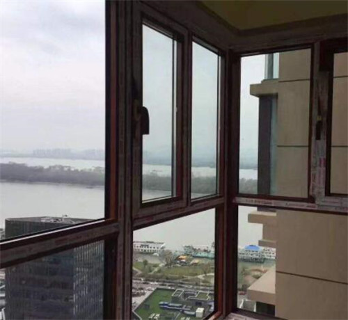阳台窗户