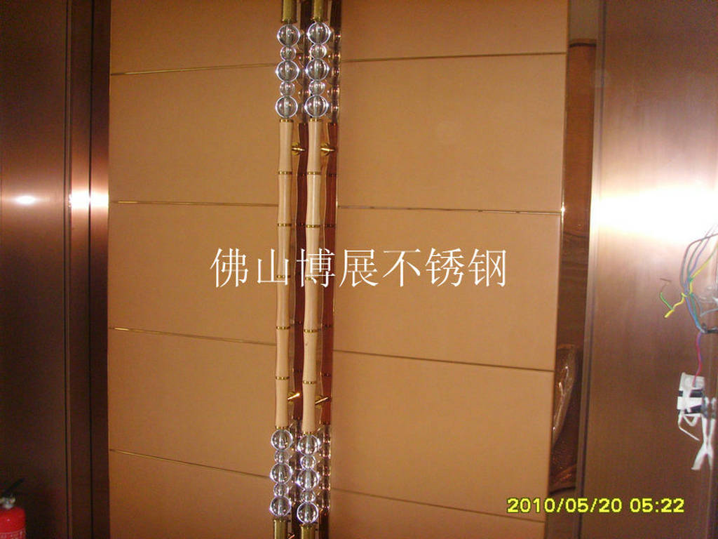 门业图片-不锈钢非标门电镀玫瑰金大门、不锈钢大门拉手、古铜大门可按客户要求定制图片