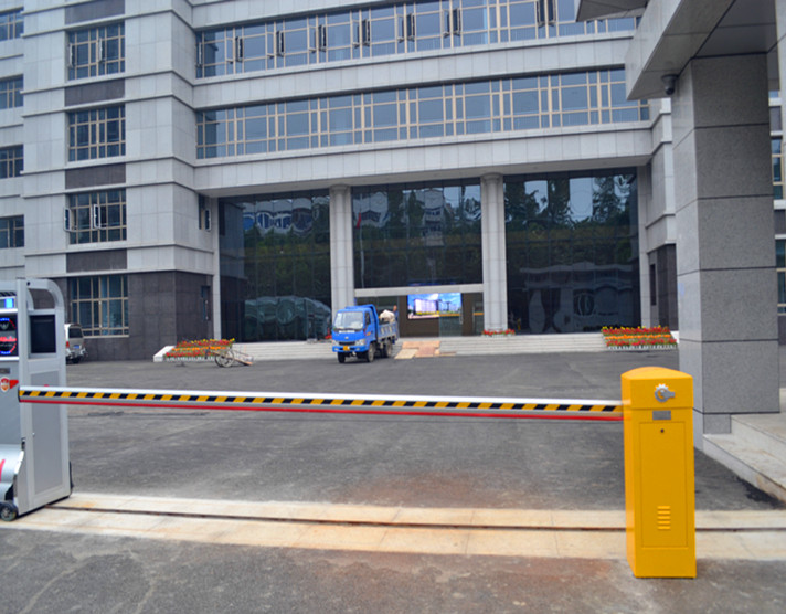 门业图片-自动门供应襄阳枣阳保康厂家2018新款道闸挡车器道闸图片